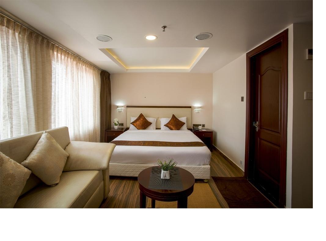 KGA Elite Continental Hotel Tiruvalla Exterior foto