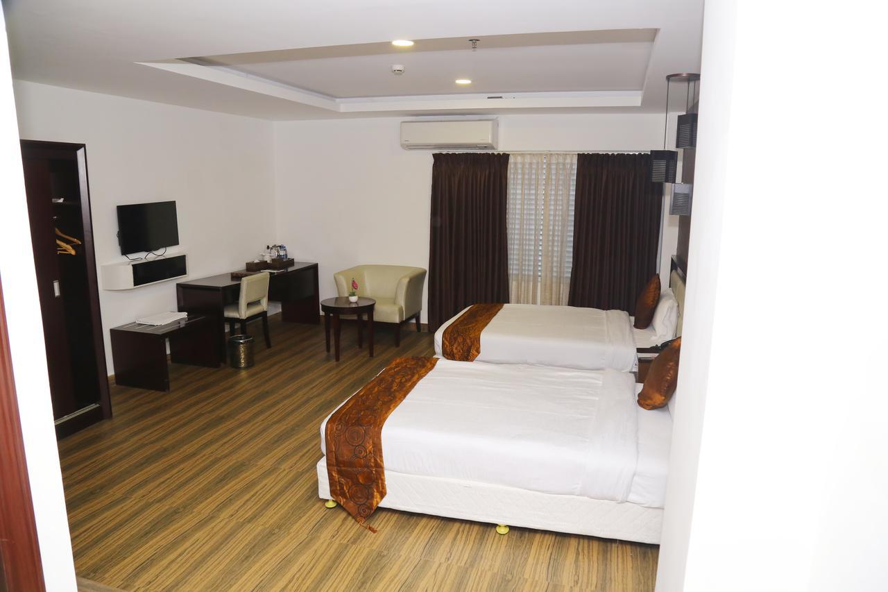 KGA Elite Continental Hotel Tiruvalla Exterior foto