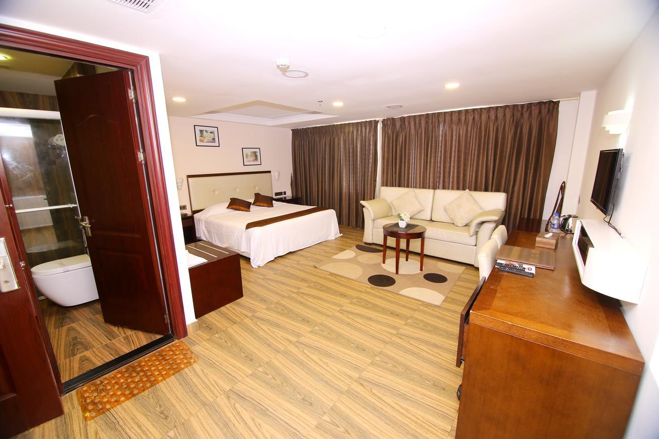 KGA Elite Continental Hotel Tiruvalla Exterior foto