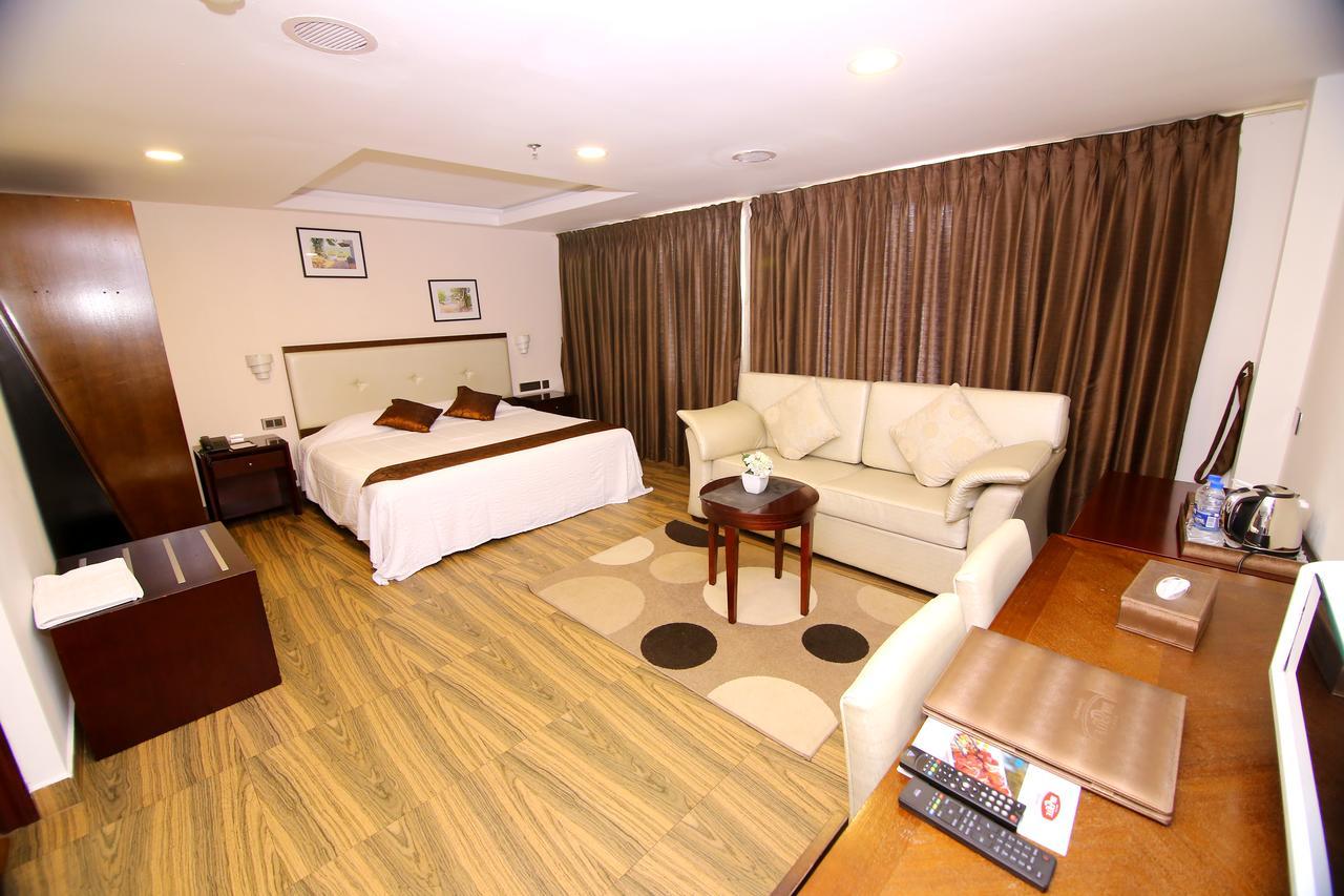 KGA Elite Continental Hotel Tiruvalla Exterior foto